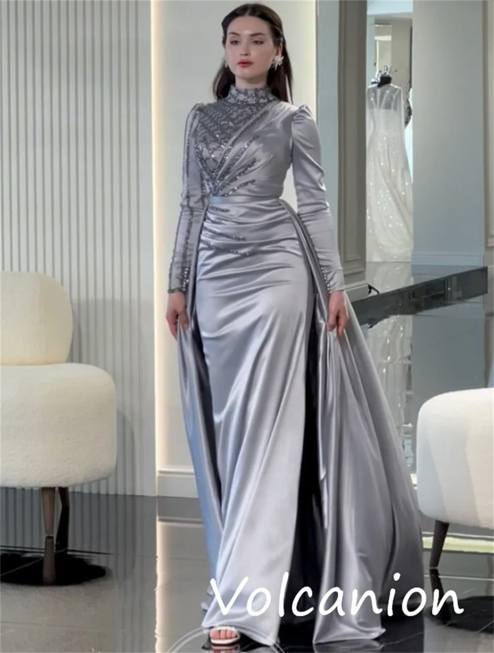 Vestidos largos personalizados de estilo moderno Charmeuse con lentejuelas y plisado, corte en A, cuello alto, ocasiones intrincadas a medida