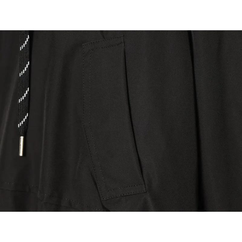 Neue wasserabweisende, wattierte Damenjacke mit Stehkragen, Kordelzug am Saum, Reißverschluss, losen langen Ärmeln, Taschen und kurzem Schnitt aus Baumwolle. – Detail 23