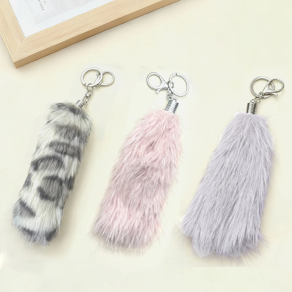 سلاسل مفاتيح من الفرو الصناعي المنفوش: سحر أنيق وناعم الملمس للمفاتيح والحقائب، مع تصميمات لافتة للنظر للإكسسوارات العصرية