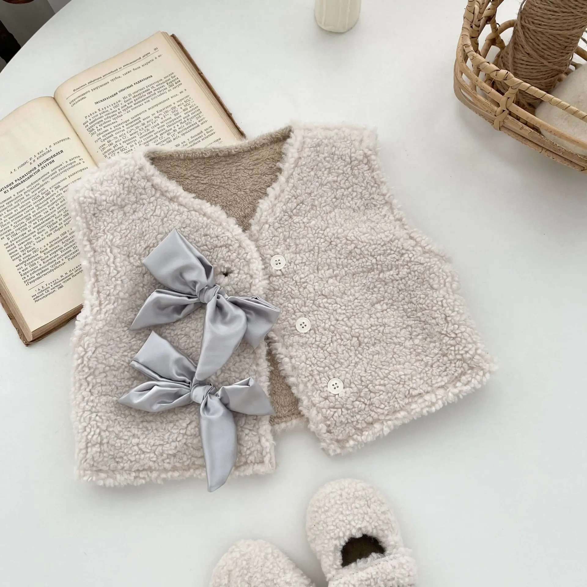 Autumn and Winter Baby Vest Double layer Plush Warm Shoulder Vest Female Baby Retro Bow Sleeveless Coat