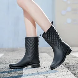 Black women's mid length anti slip and wear-resistant rain shoes, garden waterproof rain boots, lightweight external water shoes