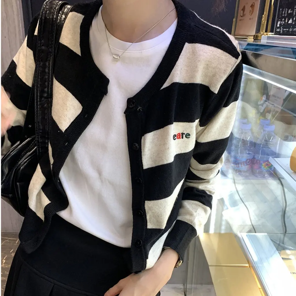 

Женский полосатый вязаный кардиган с круглым вырезом, контрастная куртка с вышивкой в корейском стиле, осенняя одежда, топ в ленивом стиле в стиле ретро