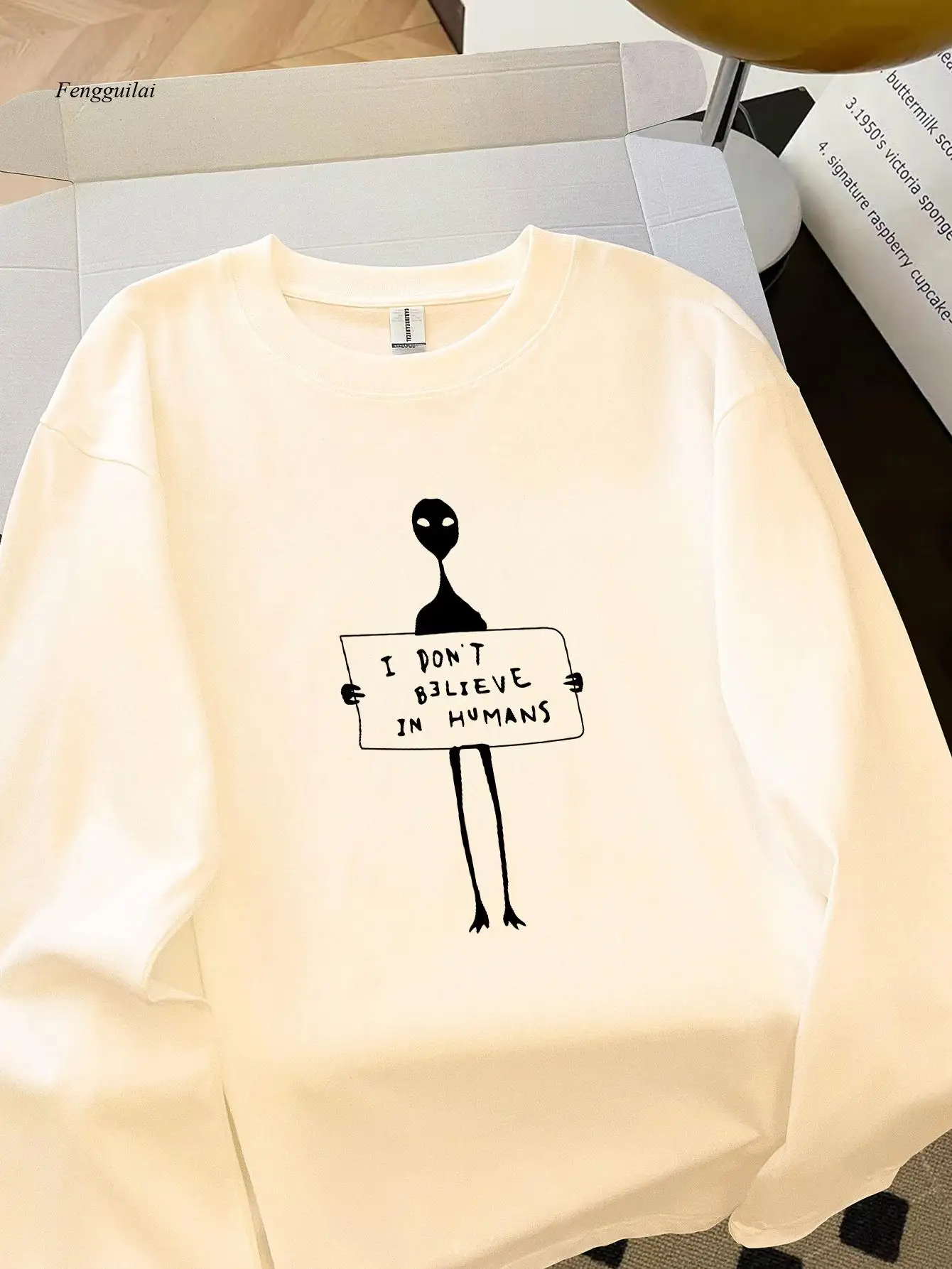 Divertida camiseta de manga larga con gráfico alienígena - Camisa beige con cuello redondo con frase "Don't Believe in Humans" - Suave todos los días