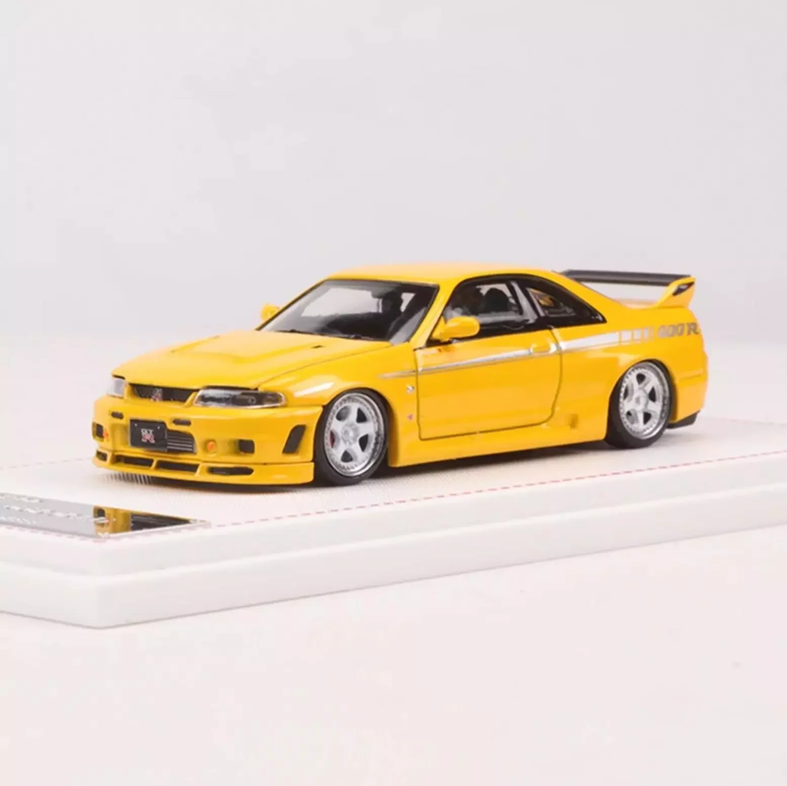 

1:64 Skyline R33 GTR 400R -- Yellow -- Focal Horizon Diecast Model Car Collection Limited Edition Hobby Toys