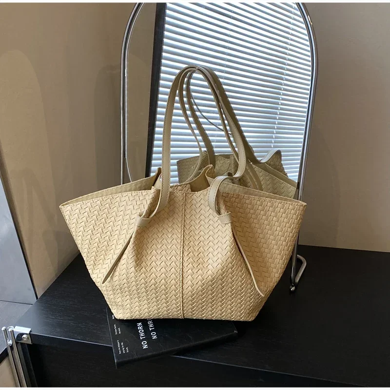 Strohgewebte Tragetasche im Wing-Stil, Designer-Umhängetasche für den Arbeitsweg, koreanische Sommer-Nischen-Handtasche mit großem Fassungsvermögen für Damen – Detail 15