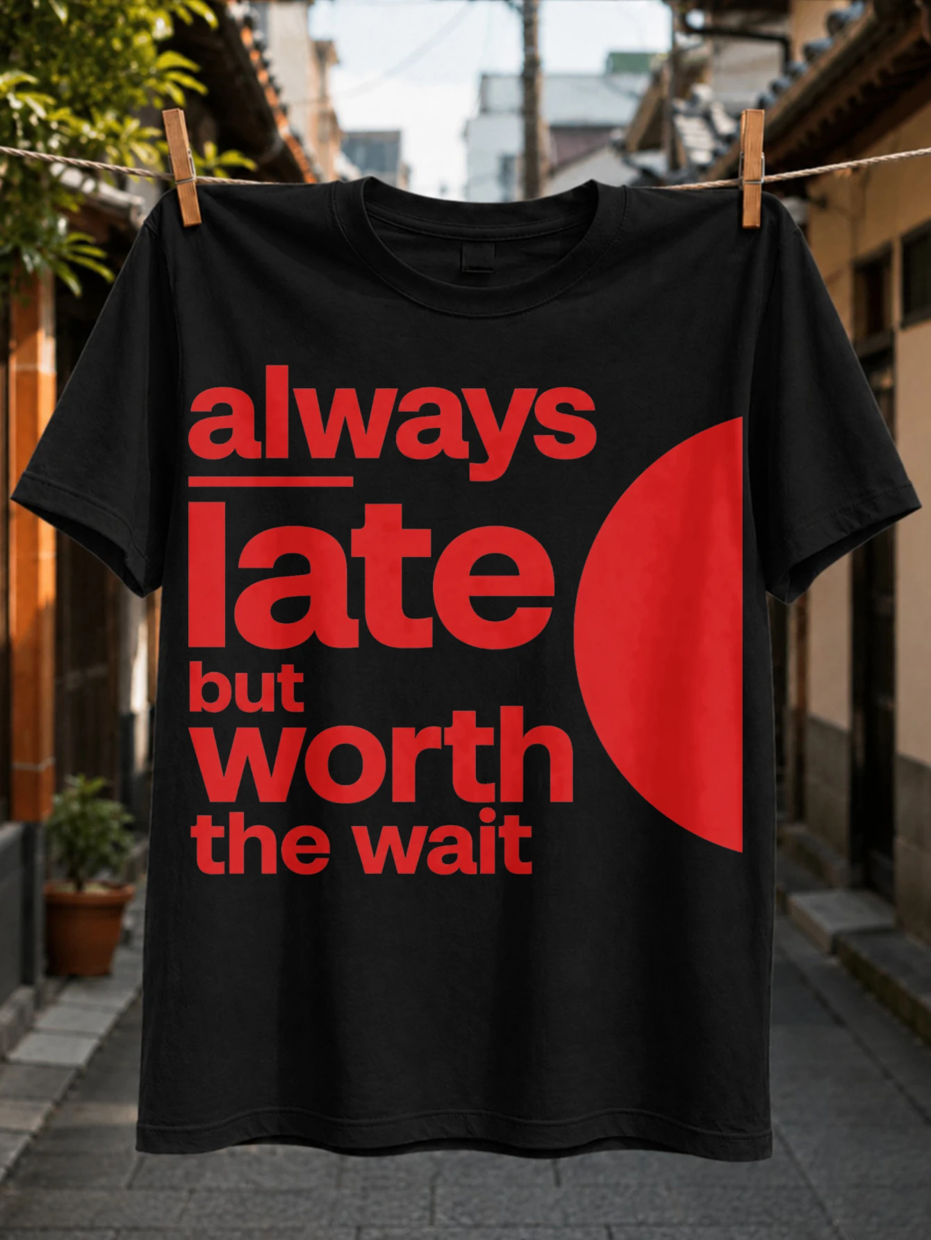 Toujours en retard mais la peine est récompensée, typographie minimaliste rouge avec demi-cercle audacieux, citation humoristique moderne, t-shirt unisexe