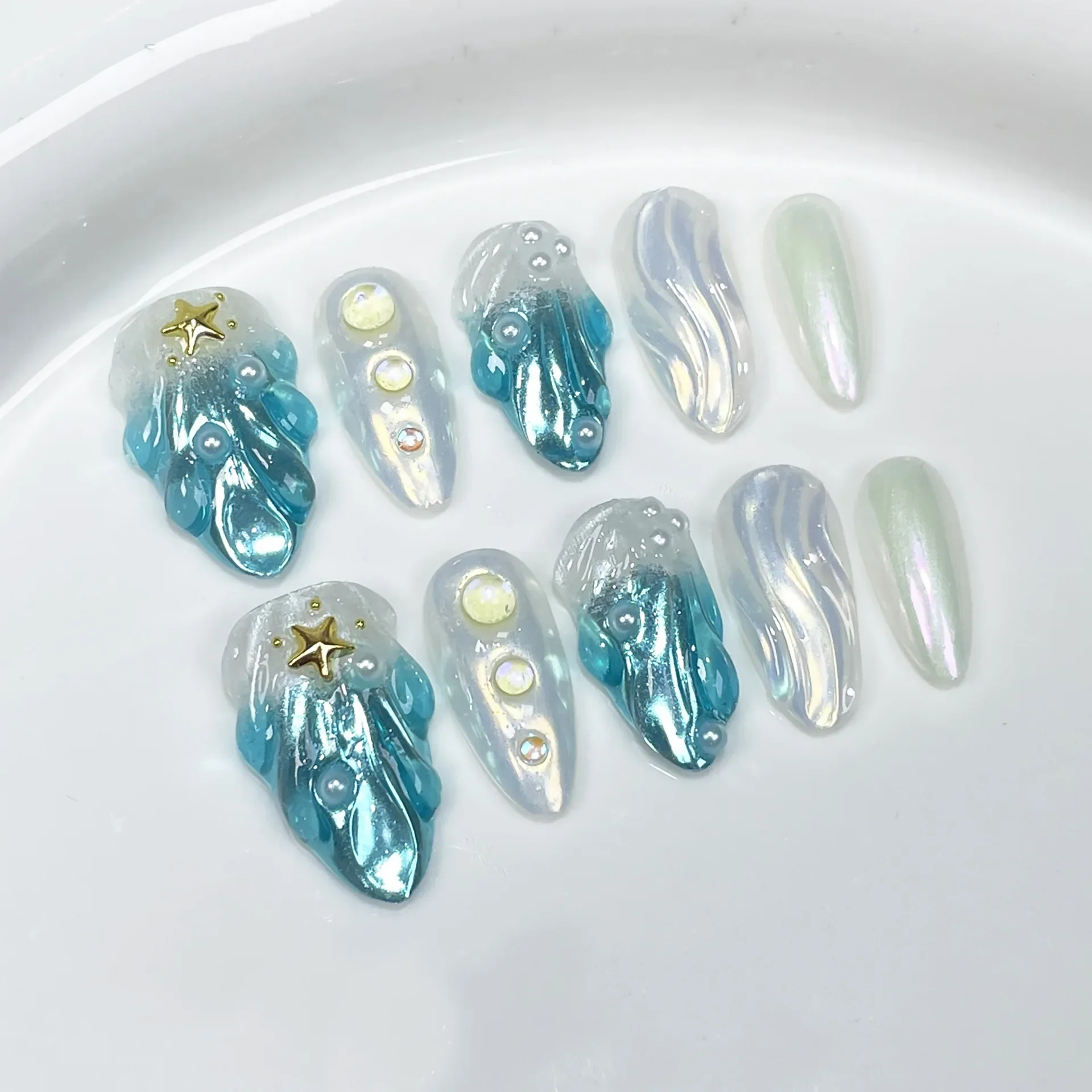 10 ชิ้นสีฟ้าทําด้วยมือกดบนเล็บด้วยกาวเต็มรูปแบบ Oceans Cowry ออกแบบเล็บปลอมอัลมอนด์สวมใส่เล็บเคล็ดลับเล็บ Art