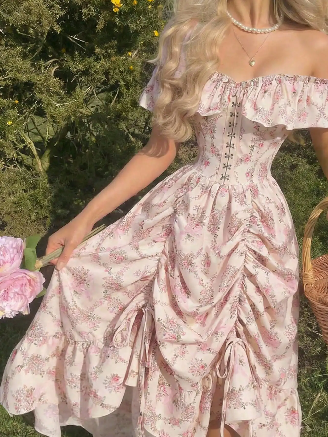 

Женское платье-корсет миди с цветочным принтом, открытыми плечами, оборками и боковыми завязками