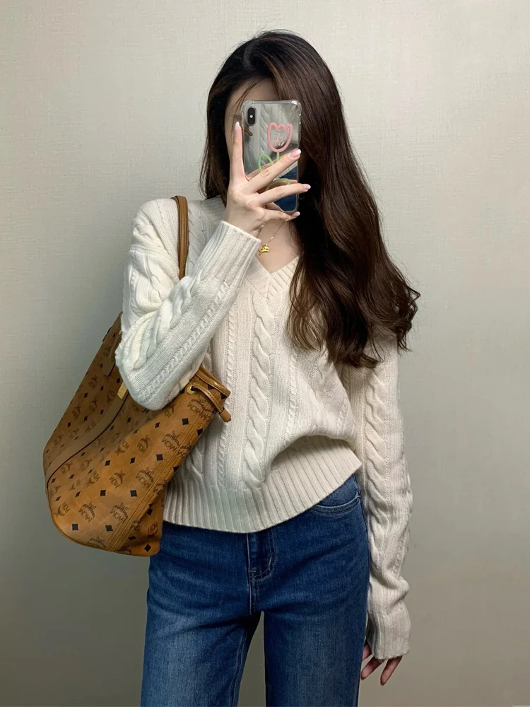 

Twisted V-neck white sweater women's loose casual pullovers in autumn and winter wear long-sleeved cashmere sweaters.