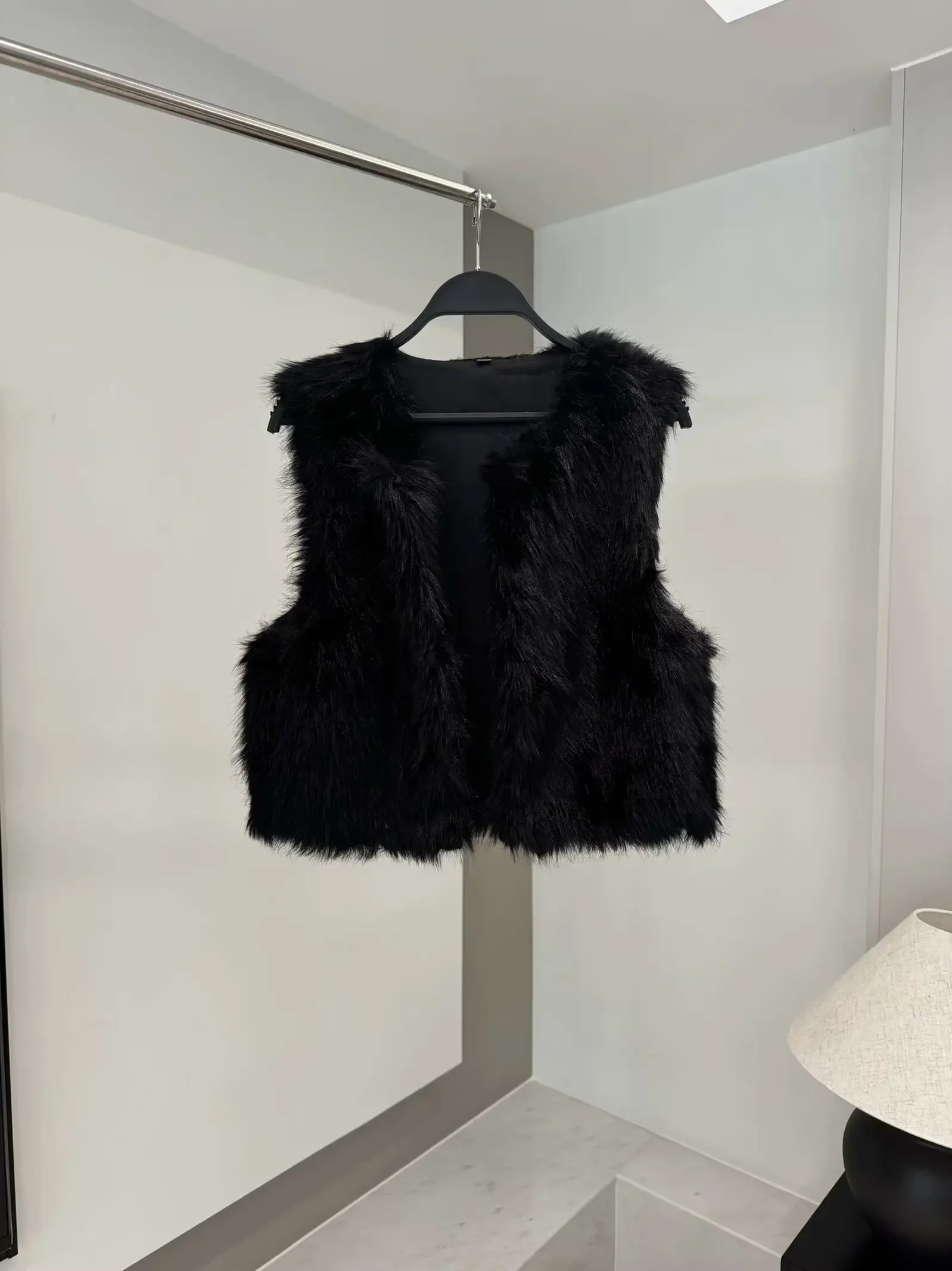 

Новая женская мода с эффектом искусственного меха, повседневный теплый короткий открытый жилет с круглым вырезом в стиле ретро, без рукавов с боковым карманом, женский жилет, шикарный топ