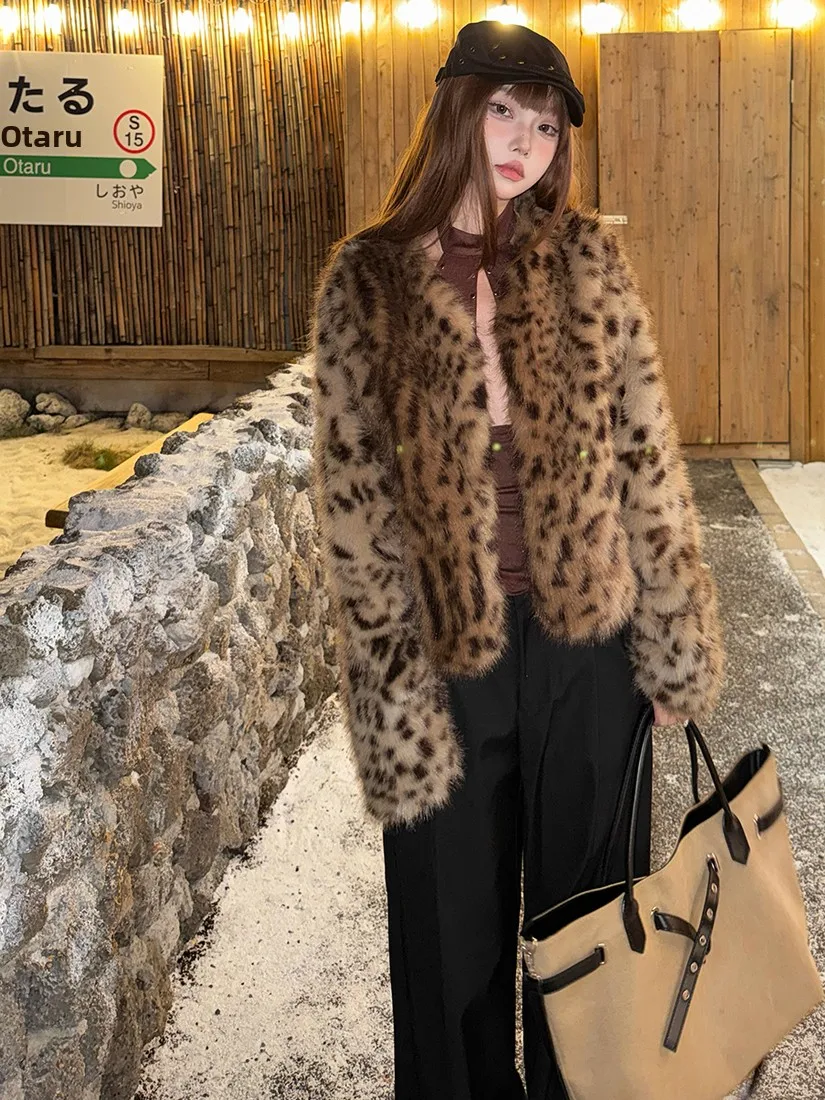   معطف نسائي من الفرو الصناعي بطبعة الفهد من Jaet دافئ متعدد الاستخدامات وقابل للتصفيف من نسيج البوليستر