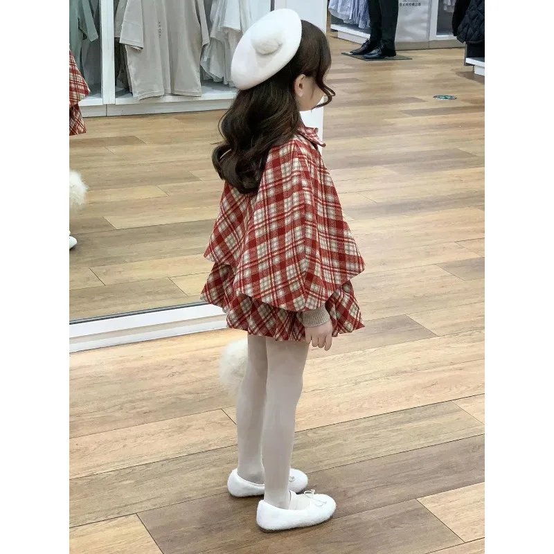 ملابس الأطفال الكورية 2025 الخريف والشتاء جديد الأحمر منقوشة الصوفية دعوى الفتيات سترة الرأس سميكة مطوي تنورة العصرية