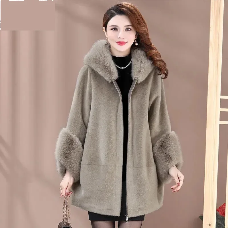 Cappotto di pelliccia con cerniera nera per le donne 2024 nuovo inverno madri di mezza età temperamento moda cappotti di visone soprabito con cappuccio spesso femminile