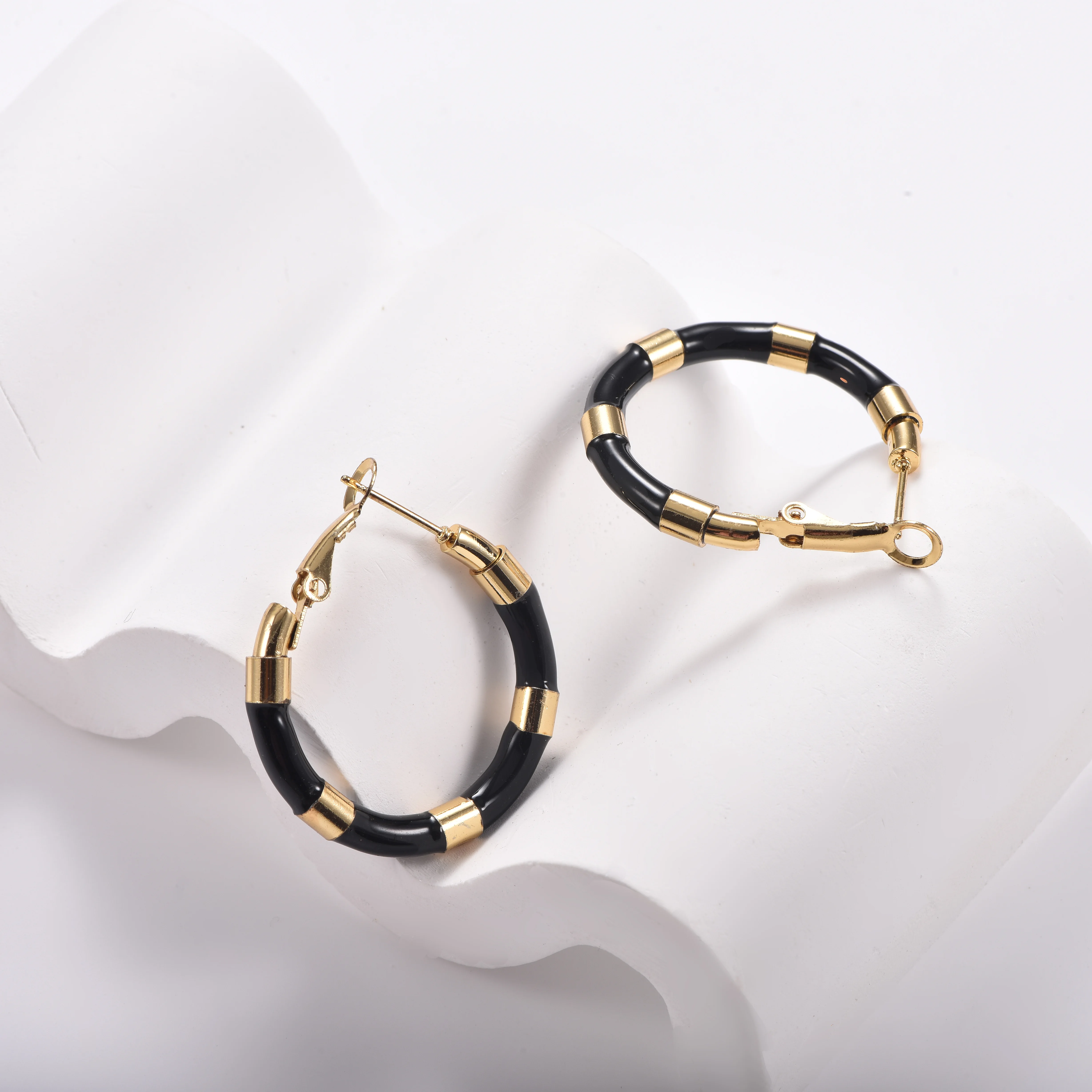 Bunte Emaille-Bambus-Creolen für Frauen, 18K vergoldete Edelstahl-Ohrringe, Dopamin-Farbblock-Kreis-Ohrschmuck – Detail 6