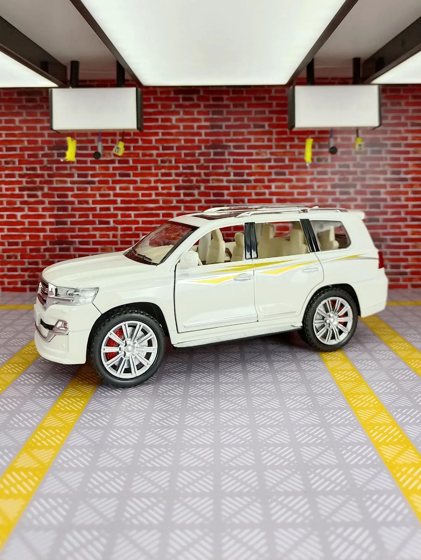 1:24 Land Cruiser SUV Car Model Toy doors and the front hood and trunk door can be opened  suitable for collection