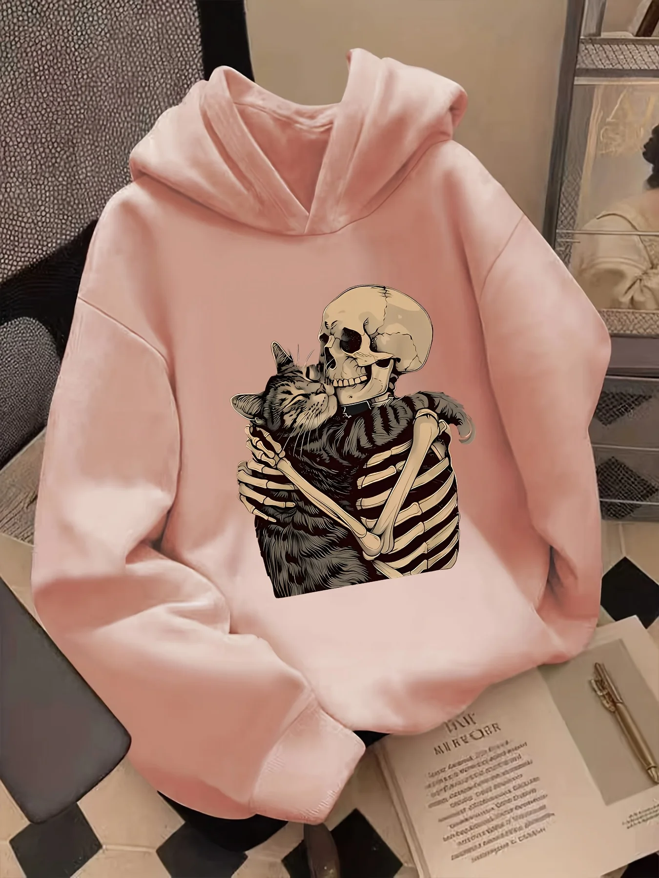 Best-selling printed hooded sweatshirt, suitable for both men and women. A casual streetwear pullover for autumn and winter.