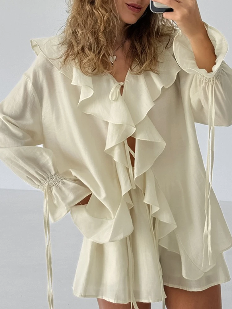 

Новый летний женский костюм, повседневный модный однотонный топ с рюшами по краю и длинным рукавом, v-образным вырезом, шнуровкой, топ, шорты, свободный комплект из двух предметов