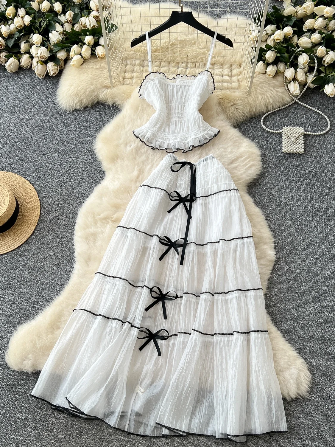 

Пляжный комплект Vaion Sle Spicy Girl: женский летний топ-бюстье без бретелек и облегающая юбка А-силуэта с высокой талией. Модный комплект.