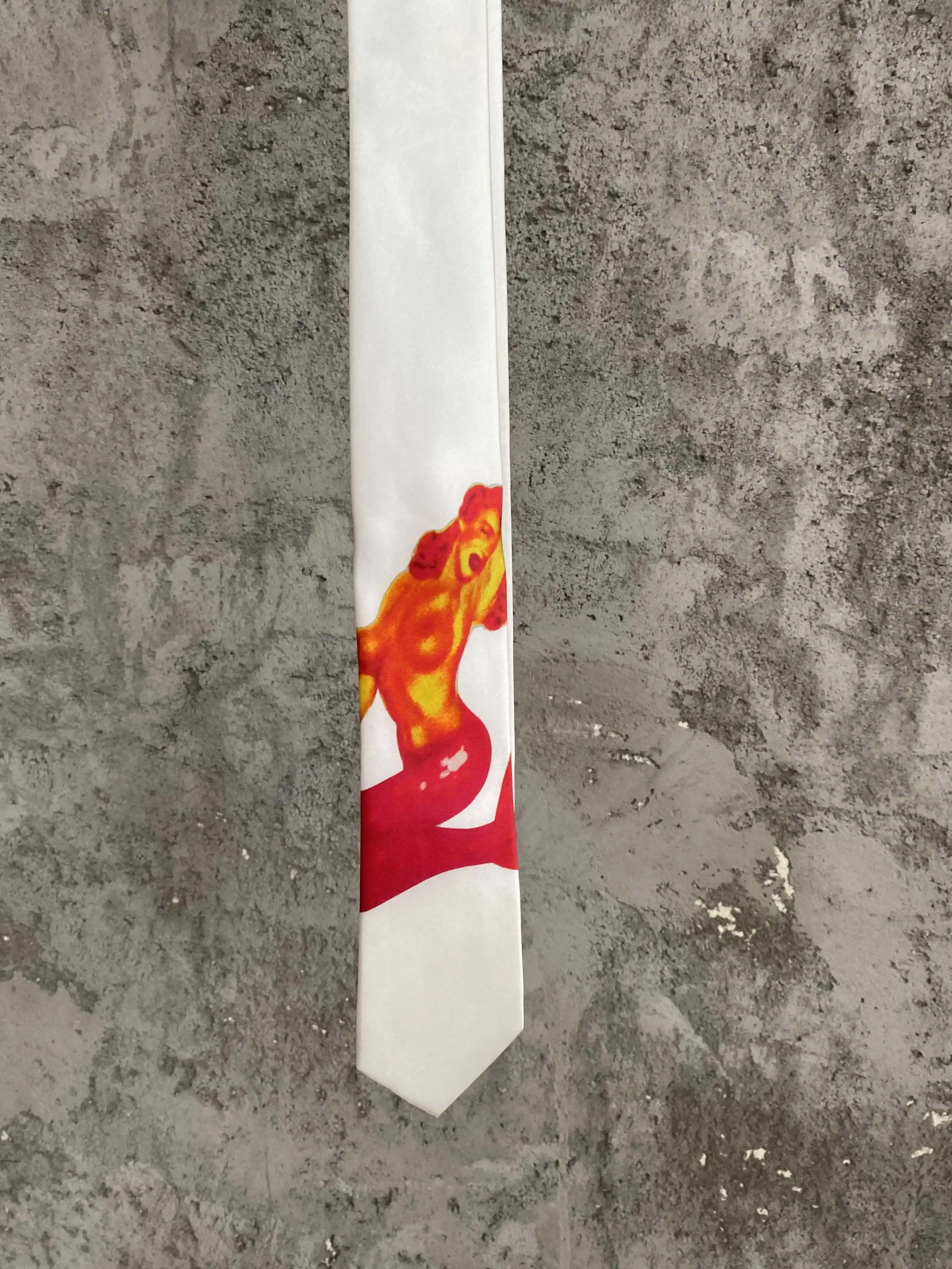 Conception originale de cravate en soie imprimée Marilyn Monroe blanc ivoire par une niche de créateur japonais