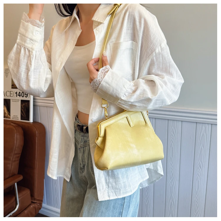 

Fashionable Spacious Diaper Bag With Large Opening Design For Quick Access To Items When Taking Care Of Babies