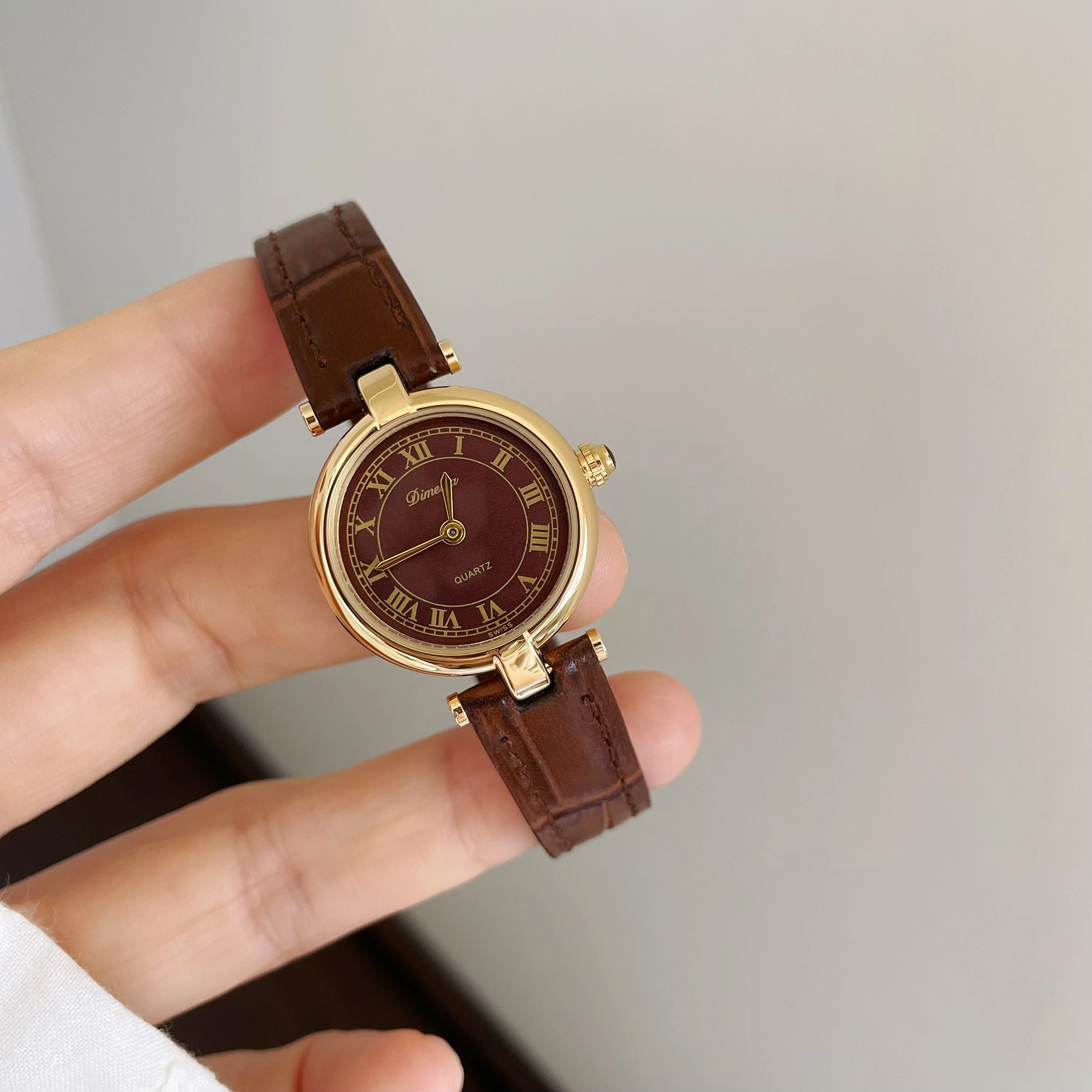 Vintage Leather Round Disc Watch for Women Simple Elegant Quartz Watch for Professional Women and Students Perfect Birthday Gift