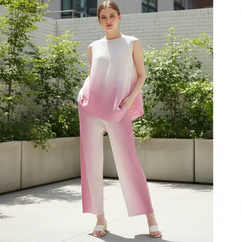 

Комплект из плиссированных брюк Miyake с градиентным принтом, лето 2026, элитный, с асимметричными плиссированными брюками-кюлотами и топом без рукавов