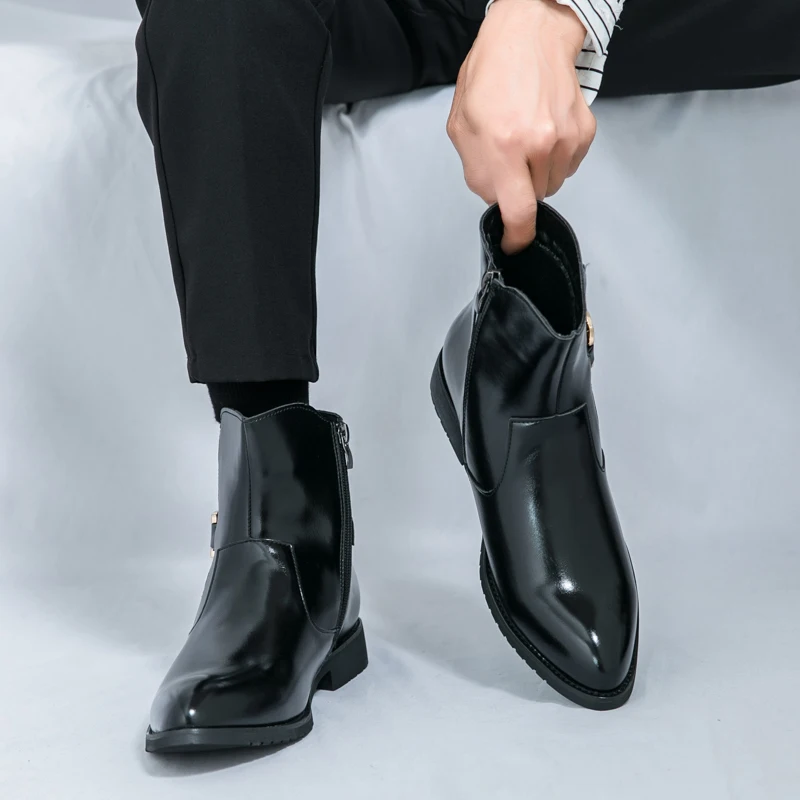 أحذية Doc Martens الإنجليزية بإبزيم معدني وسحاب جانبي أحذية رجالية عالية الجودة أحذية كاحل مدببة أحذية جلدية كاجوال عصرية