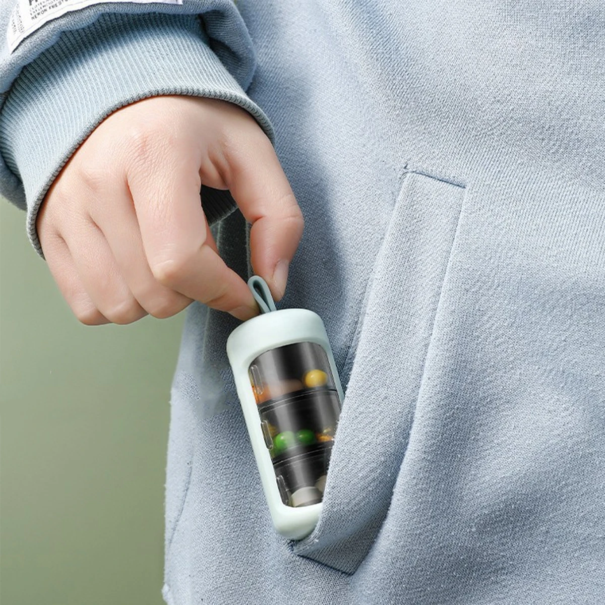 Random portable medication box keychain, a compact daily-use medication box suitable for handbags, backpacks, and travel