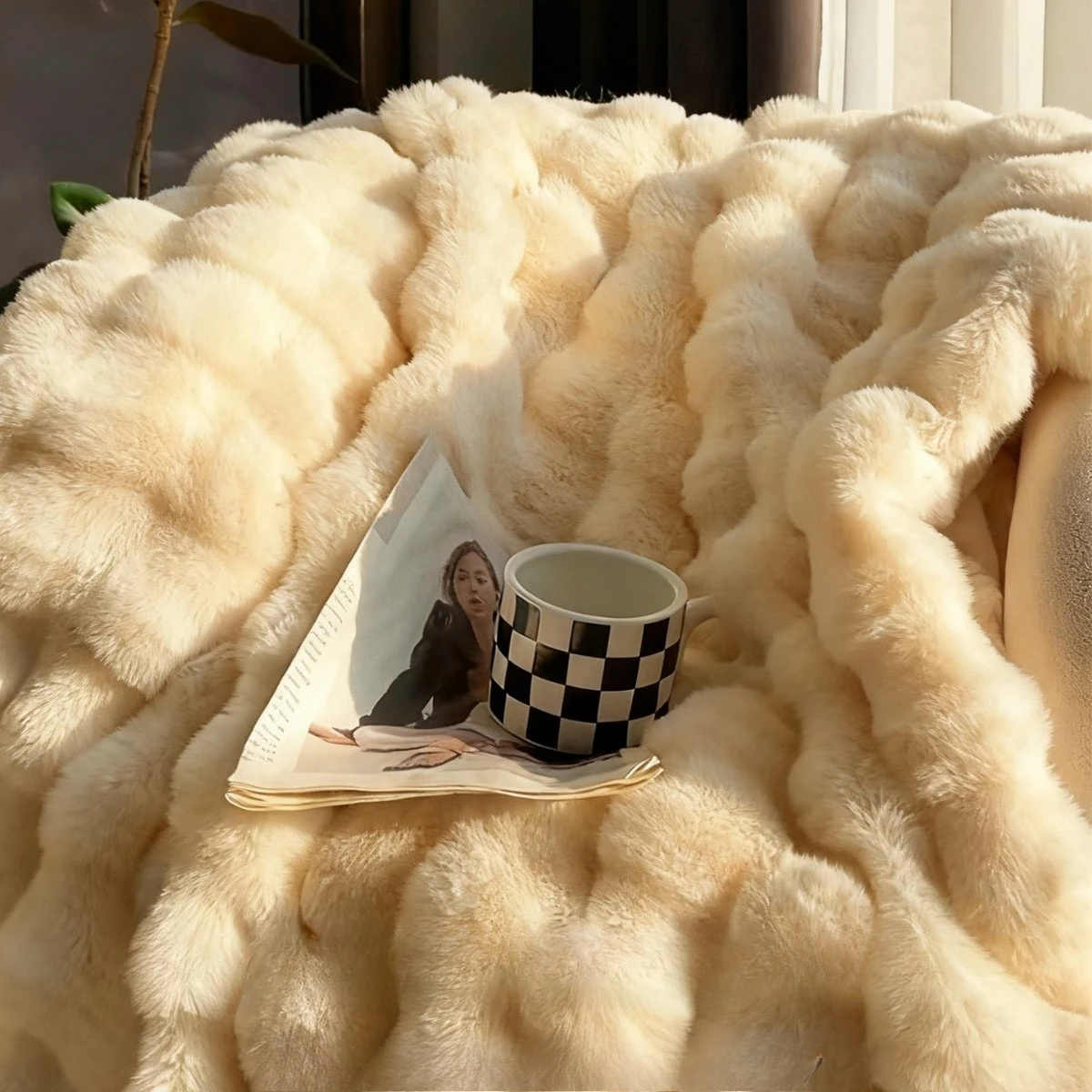 Luxury Faux Rabbit Fur Throw Blanket, Long‑Fluff Warm Winter Nap Shawl, Soft Portable Office Sofa Cover for Indoor Daily Use