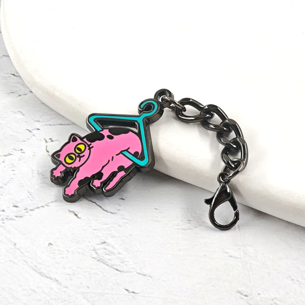 Lustiger „Hang in There“ Katzen-Schlüsselanhänger, rosa Kätzchen am Anhänger, niedlicher Meme-Metall-Schlüsselring, Rucksack-Ornament, motivierender Schmuck. – Detail 7