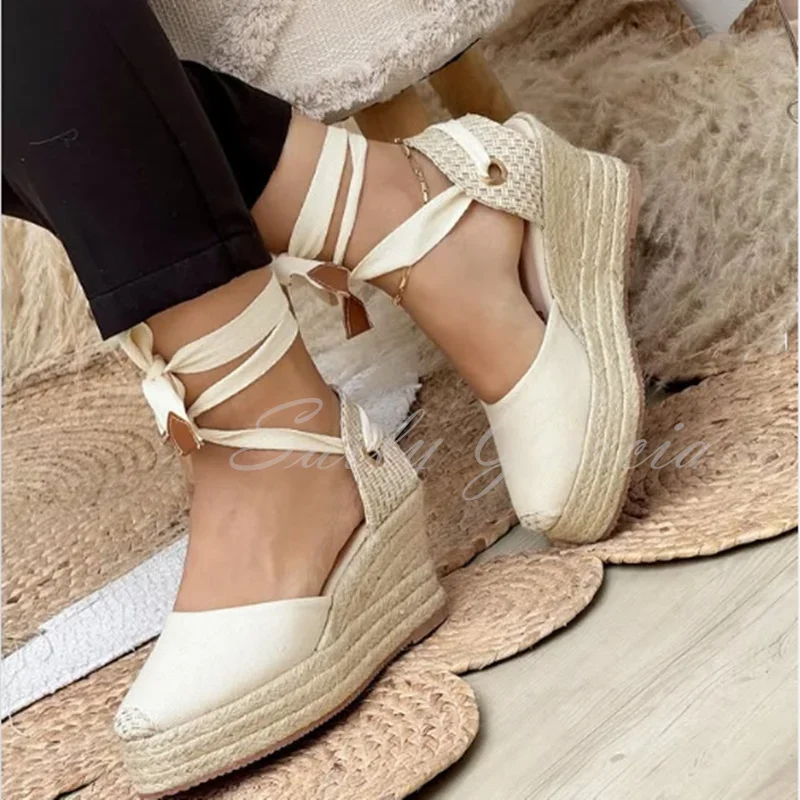 

Women Sloping Heels Grass Woven Shoes 2025 New Summer Strap Thick Heel Fisherman's Toe Hollow Slingback Lace Up Sandals