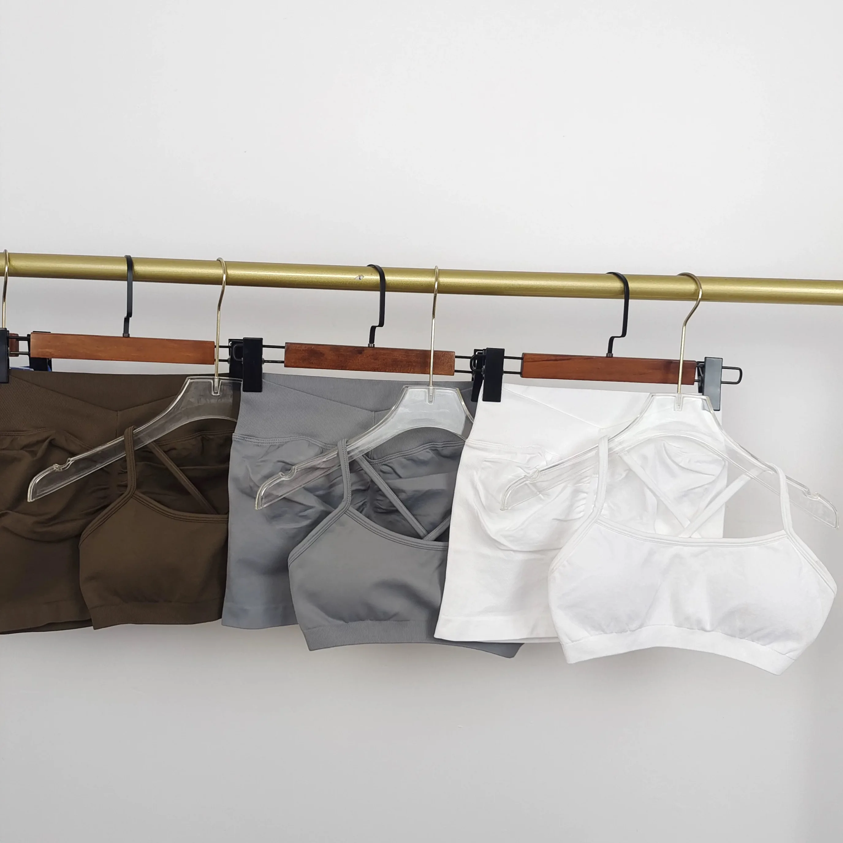 

Спортивный комплект из 2 предметов: топ-бра на бретелях и короткие леггинсы для йоги, велоспорта, бега. Женский бесшовный комплект для йоги.