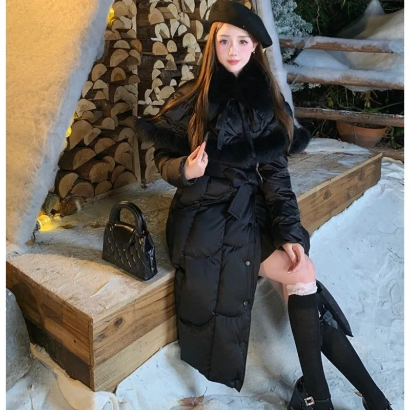 El nuevo cuello de piel de copia desmontable de alta gama con longitud media hasta la rodilla que cincha la cintura te hace parecer más delgado en abrigo de invierno