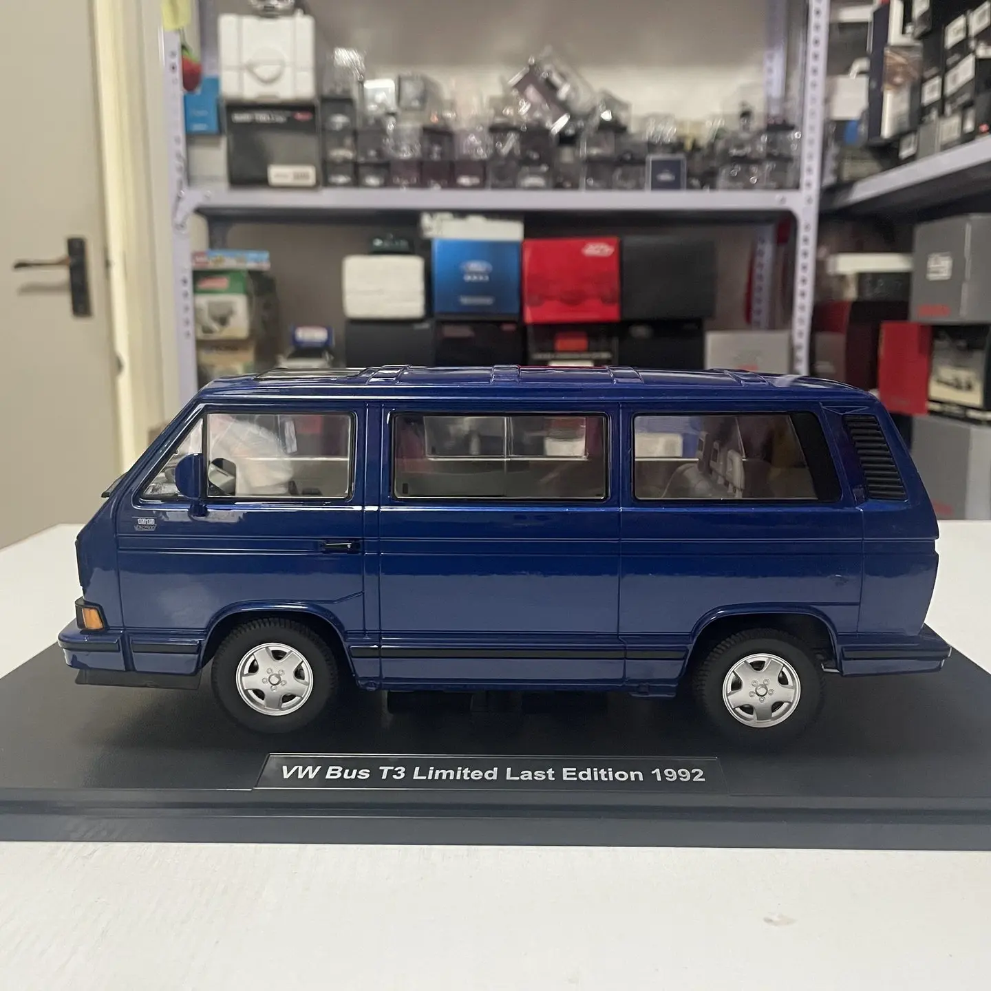 KK 1:18 Scale Diecast Alloy Volkswagen T3 Multivan 1992 Toys Cars Model Classics Nostalgia Adult Gifts Souvenir Static Display