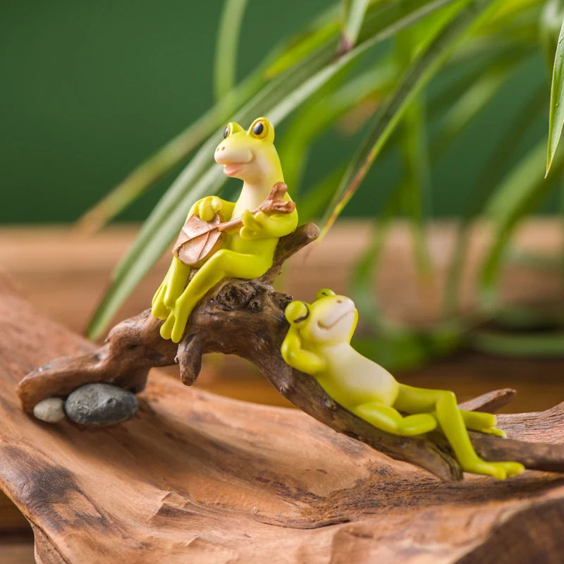 Resin Funny Frog Figurines For Interior Home Bathroom Interior Decoration Accessories Personalized Gift Object Garden Decor