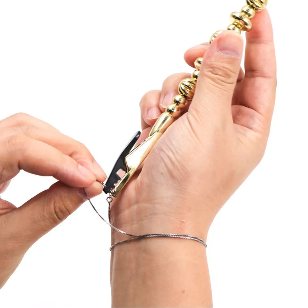 

4Pcs Bracelet Helper Tool Sturdy Plastic Clips Fastener Assistance Tool Jewelry Wearing Tools Hand Bracelet Helper