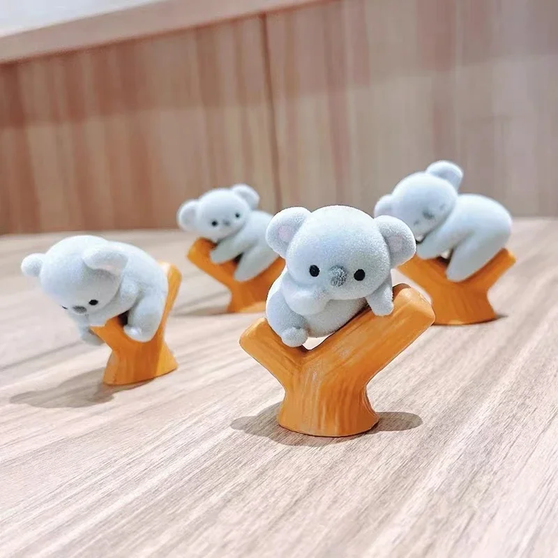 귀엽고 깜찍한 플로키 코알라 아기 나무에 등반하고 좌식으로 앉아서 당신을 바라보는 수면 동물 피규어, Yell 캡슐 토이