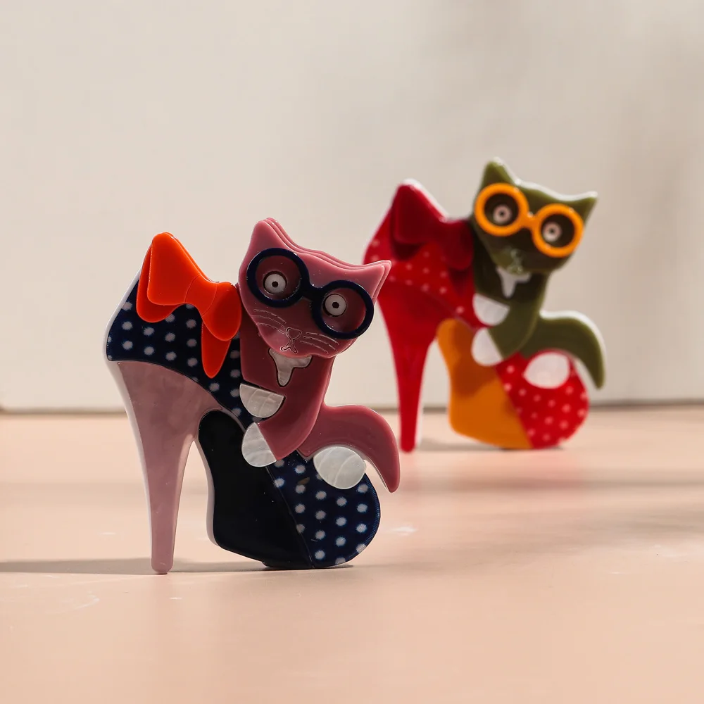 Trend Acrylic Wave Point High-heeled Shoes Cat Brooches for Women Cute Animals Handmade Resin Brooch Pins Clothes Jewelry