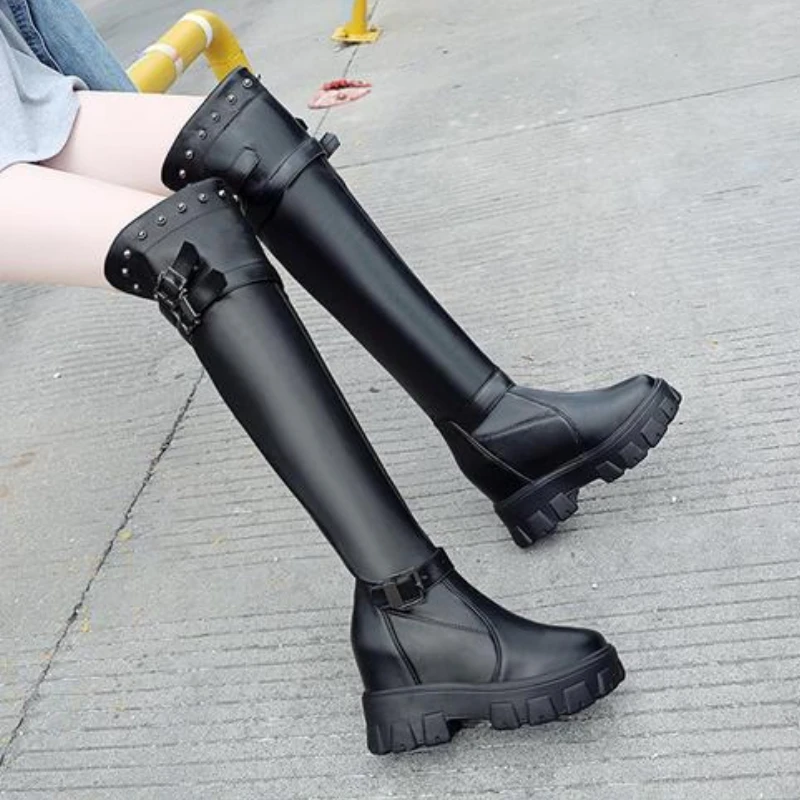 

Женские сапоги выше колена, Новое поступление 2025, эластичная мягкая кожа, с круглым носком, мотоциклетные, готические, маленький размер, внутренняя толстая подошва