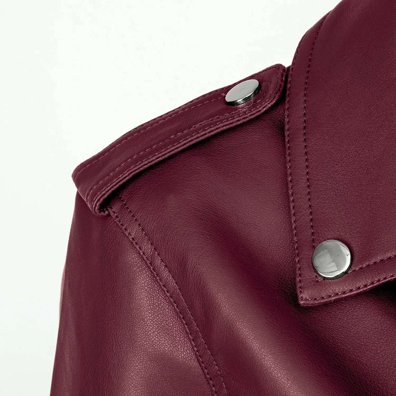 เสื้อแจ็คเก็ตหนัง PU สำหรับผู้หญิง ปรับสายได้ ดีไซน์ทรงนักขี่มอเตอร์ไซค์ พร้อมตะเข็บหลังแบบ Princess Seam และตกแต่งด้วยหมุดสีเงิน เหมาะสำหรับฤดูใบไม้ผลิ ฤดูใบไม้ร่วง และฤดูหนาว