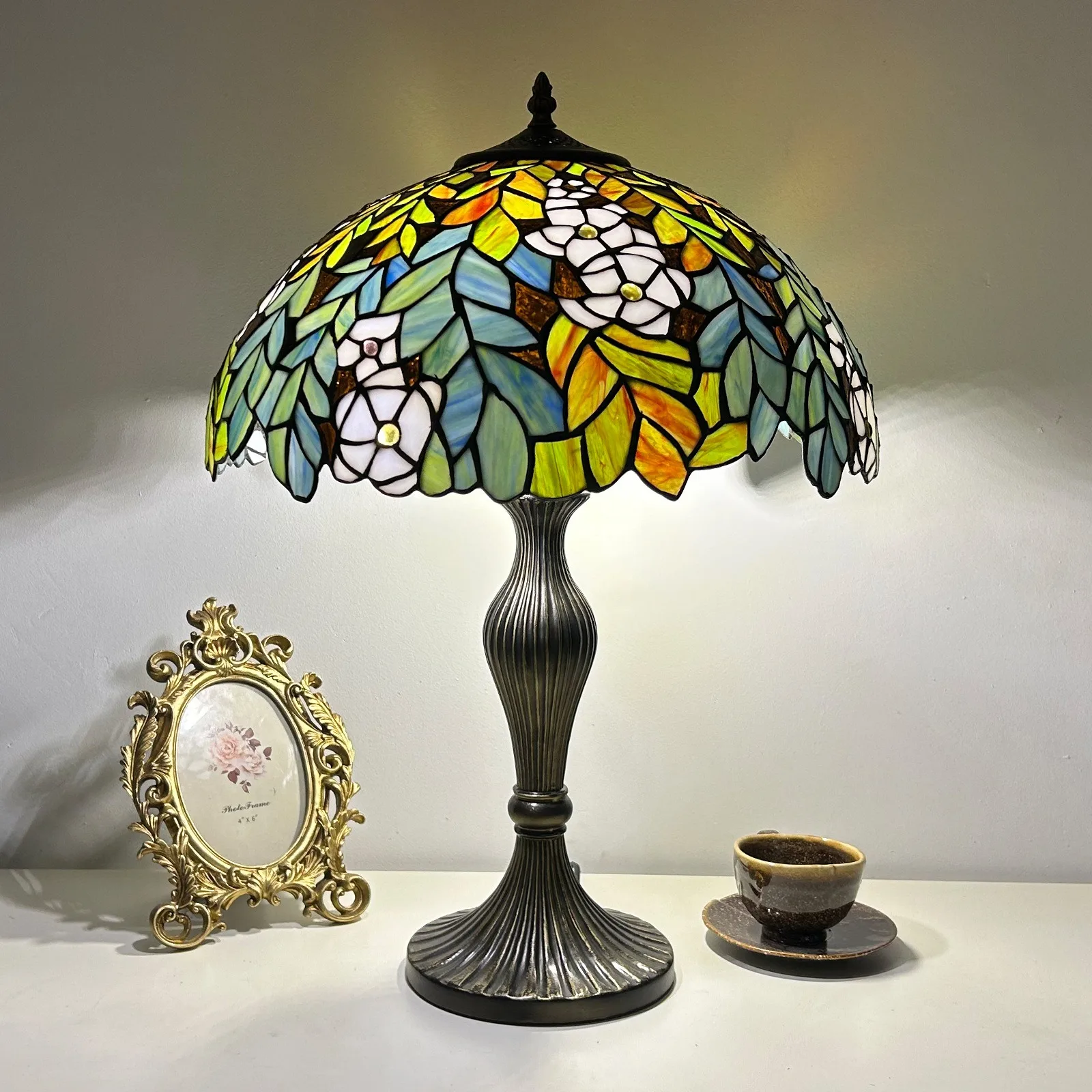 Tiffany lamps 16-inch Baroque yellow purple wisteria stained glass table lamp suitable for living room bedside lamp