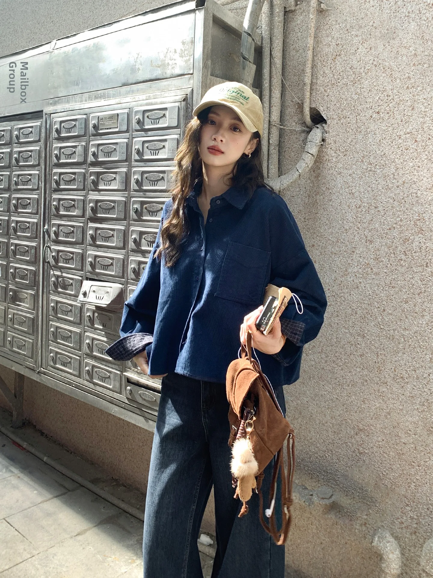 

Свободная удлиненная вельветовая рубашка с длинным рукавом, модная универсальная базовая модель для многослойных образов, синего цвета, для осенне-зимнего сезона и повседневной носки.