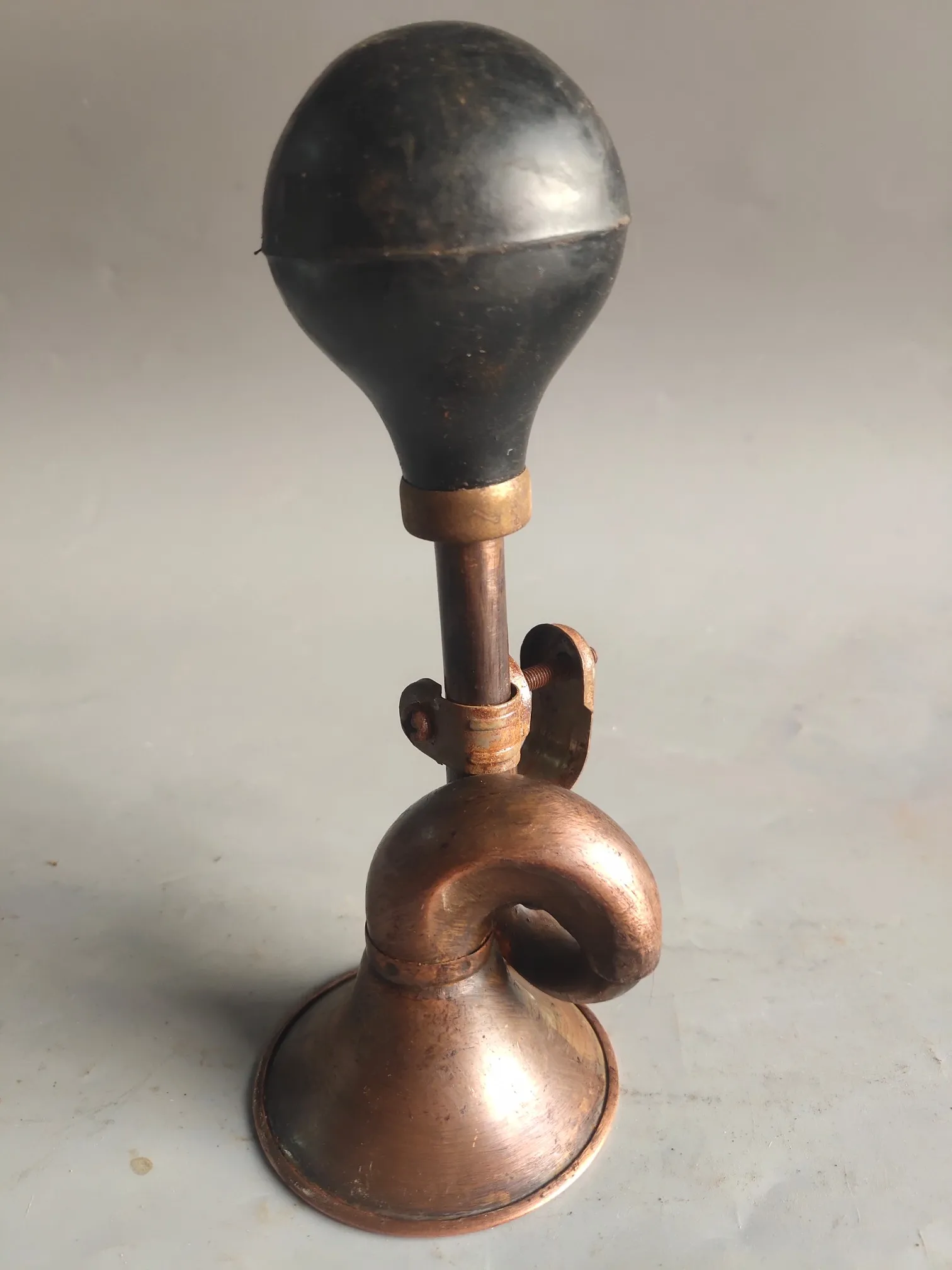 The Horn On The Early Collector's Huangbao Car Is Finely Crafted