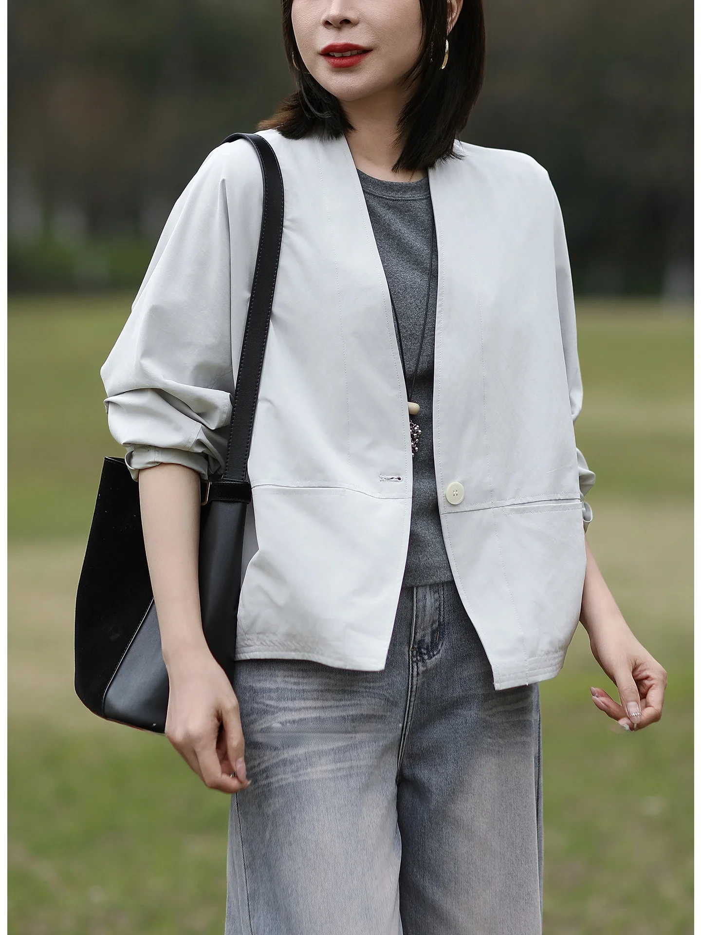 

Женский укороченный пиджак свободного кроя в стиле Tree Style, однотонный, с V-образным вырезом и одной пуговицей, весна 2026, модный, элегантный, универсальный