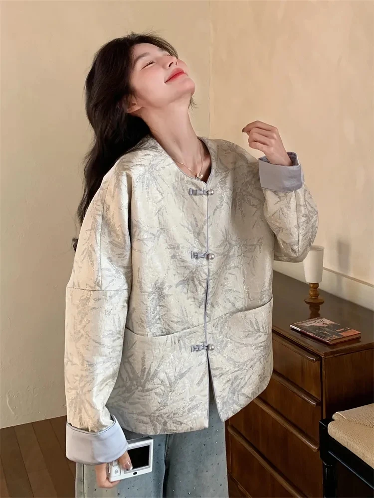 

Новая жаккардовая куртка в китайском стиле для женщин осенью 2023 года. Новый стиль, популярный и лучший дизайн для маленьких людей в этом году.