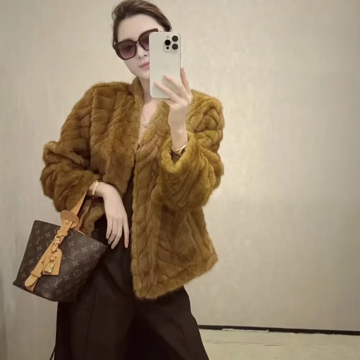 

Новое короткое пальто из искусственного меха норки, экологически чистого меха золотистой лисы и шерсти для женщин 2025 года, отличающееся модным и изысканным дизайном.