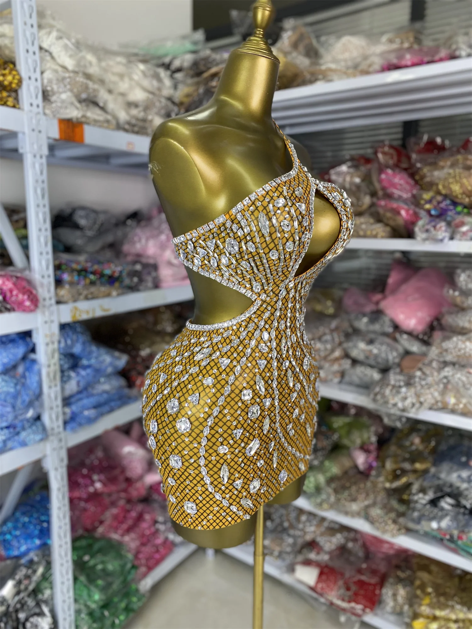 Minivestido ceñido de malla amarilla con estampado de diamantes de imitación brillantes para mujer, vestido Sexy para fiesta y Club nocturno, disfraces de rendimiento