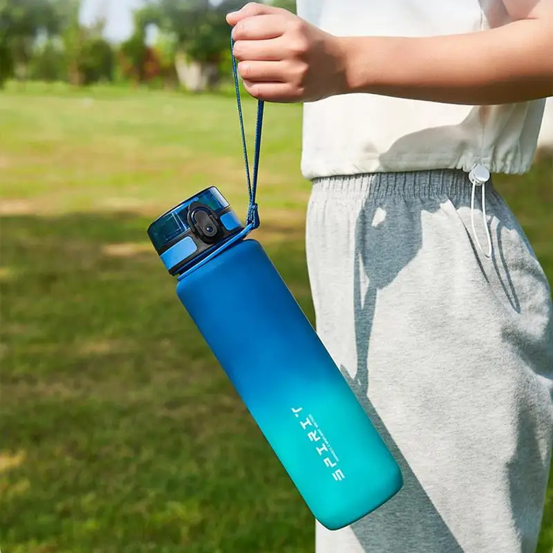 Botella de agua de entrenamiento azul degradado para Fitness, botellas de agua de gimnasio a prueba de fugas con correa para correr, 1000ml, deportes grandes