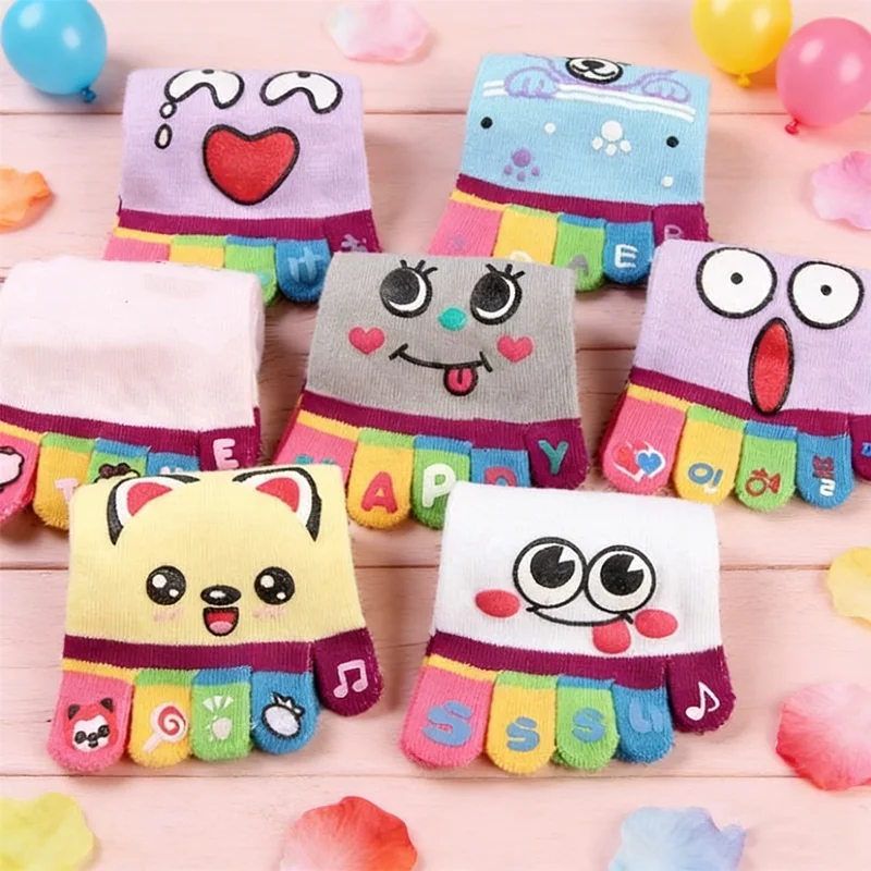 NEUE süße Cartoon-Fünfzehen-Crew-Fingersocken, atmungsaktive kurze Baumwollsocken für Freizeitkleidung, neuartige Zehensocken mit lustigem Design