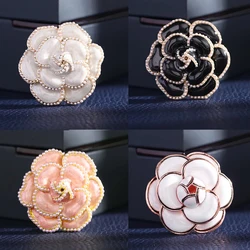 Luxury Small Fragrant Camellia Brooch Women High-end Pearl Flower Brooches for Lady Vintage Jewelry Trendy Coat Accessories Pin